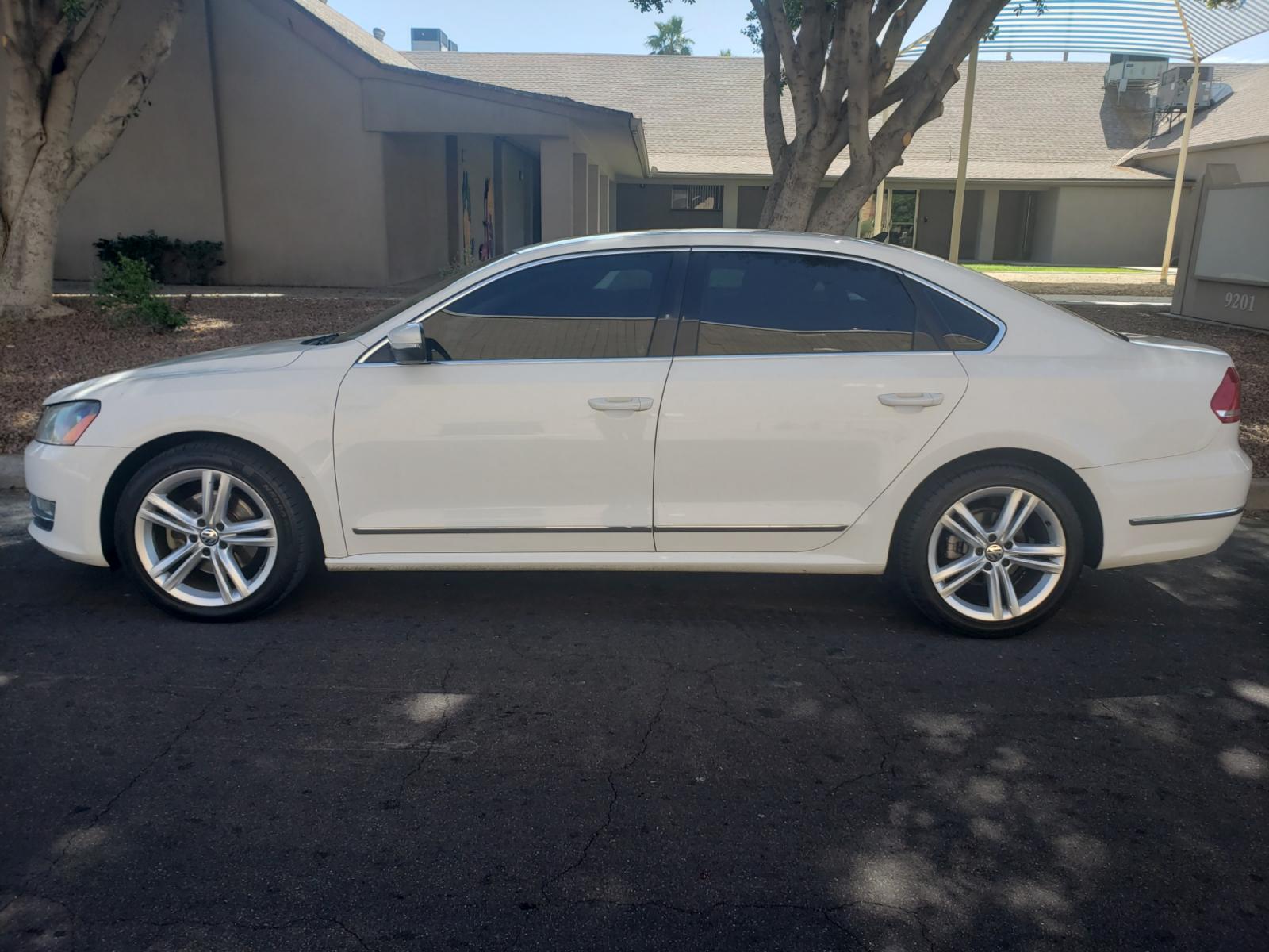 2013 WHITE /gray and black Volkswagen Passat tdi highline (1VWCN7A31DC) with an 2.0L L4 DOHC 16V engine, 6-Speed Automatic transmission, located at 323 E Dunlap Ave., Phoenix, AZ, 85020, (602) 331-9000, 33.567677, -112.069000 - 2013 Volkswagen Passat TDI SEL Premium,...... EXCELLENT condition, A Real Must See!!.... No accidents, Ice cold ac front and rear, Stereo/CD Player, Satellite compatible, Bluetooth, Phone sync, Backup camera, Navigation, Clean Black and Gray interior with Black Leather seats in near perfect conditio - Photo #6